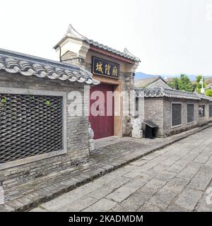 Un gros plan du mur de la ville antique de Dapeng avec un panneau dans les Chinois, Shenzhen, Chine Banque D'Images