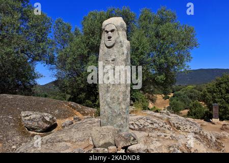 Gros plan d'un menhir au visage humain sculpté sur le site mégalithique de Filitosa (Corse-du-Sud) sur les îles de Corse, France Banque D'Images