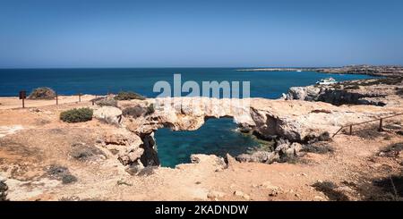 Kamara Tou Koraka Stone Arch Monarchus Arch, appelé un pont d'amour. Chypre, Cap Greco. Banque D'Images