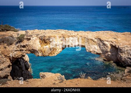 Kamara Tou Koraka Stone Arch Monarchus Arch, appelé un pont d'amour. Chypre, Cap Greco. Banque D'Images