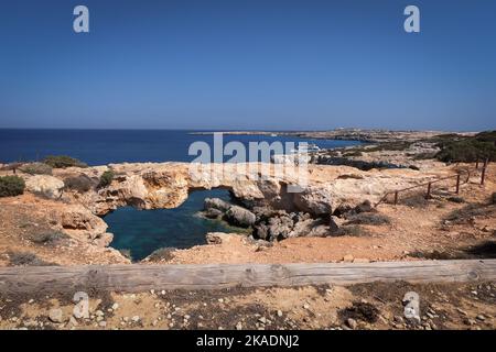 Kamara Tou Koraka Stone Arch Monarchus Arch, appelé un pont d'amour. Chypre, Cap Greco. Banque D'Images