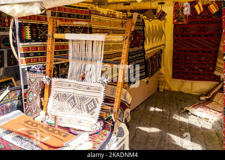 Tapis traditionnel tissé sur une toile verticale de tapis, montrant le tas de laine sous tension, la fondation, la chaîne et la trame Banque D'Images