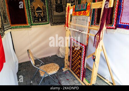 Tapis traditionnel tissé sur une toile verticale de tapis, montrant le tas de laine sous tension, la fondation, la chaîne et la trame Banque D'Images