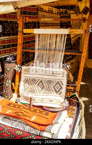 Tapis traditionnel tissé sur une toile verticale de tapis, montrant le tas de laine sous tension, la fondation, la chaîne et la trame Banque D'Images