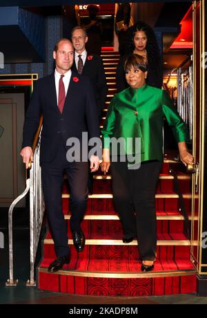 Le Prince de Galles et Arunma Oteh (en face à droite), président de la Royal Africa Society, participent à un événement dans le cadre du festival biennal du film de la Royal African Society, film Africa, au Garden Cinema, à Londres. Date de la photo: Mercredi 2 novembre 2022. Banque D'Images