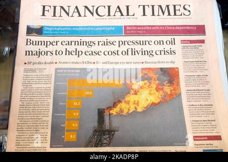 « Les bénéfices record augmentent la pression sur les grands pétroliers pour aider à atténuer la crise du coût de la vie » FT Financial Times titre première page 2 novembre 2022 Royaume-Uni Banque D'Images