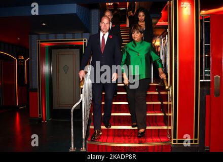 Le Prince de Galles et Arunma Oteh (en face à droite), président de la Royal Africa Society, participent à un événement dans le cadre du festival biennal du film de la Royal African Society, film Africa, au Garden Cinema, à Londres. Date de la photo: Mercredi 2 novembre 2022. Banque D'Images