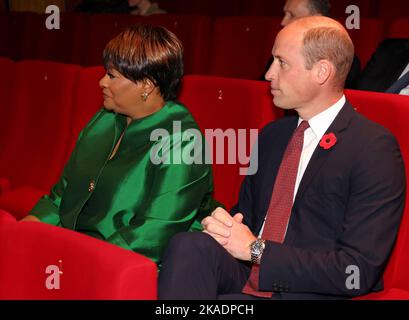 Le Prince de Galles et Arunma Oteh (à gauche), président de la Royal African Society, participent à un événement dans le cadre du festival biennal du film de la Royal Africa Society, film Africa, au Garden Cinema, Londres. Date de la photo: Mercredi 2 novembre 2022. Banque D'Images