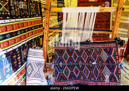 Tapis traditionnel tissé sur une toile verticale de tapis, montrant le tas de laine sous tension, la fondation, la chaîne et la trame Banque D'Images
