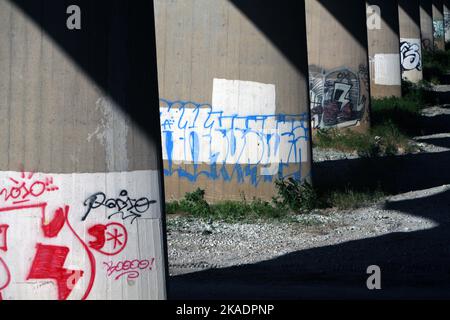 Un graffiti sous un pont Banque D'Images