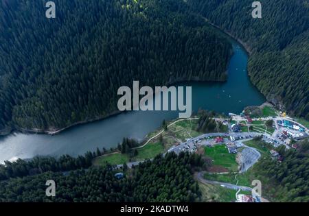 Paysage avec Red Lake en Roumanie vu d'en haut, vue de drone, été Banque D'Images