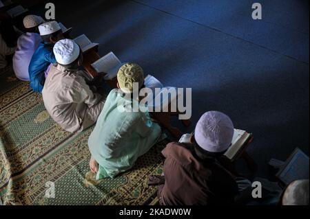 02 novembre 2022. Bhulagonj, Sylhet-Bangladesh: Les étudiants de Hifz sont en mémoire de Saint coran à Bhulagonj Madrasa à Bhulagonj, Companygonj, une upazila bordant Sylhet (Credit image: © MD Rafayat Haque Khan/eyepix via ZUMA Press Wire) Banque D'Images