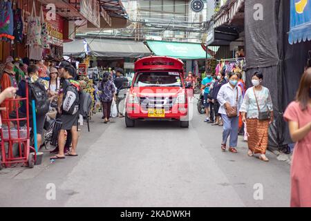 Chiang Mai, Thaïlande - 18 octobre 2020, camion de taxi traditionnel rouge se déplace autour de Kad Luang, marché de Warorot, la célèbre zone commerçante de Chiang Mai pro Banque D'Images