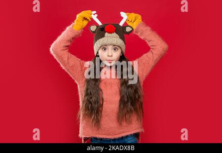 surprise teen fille vêtements chandail et chapeau de mode d'hiver en studio. mode d'hiver pour teen fille Banque D'Images