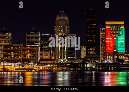 Un paysage urbain aérien de Louisville entouré de grands bâtiments près de l'eau la nuit Banque D'Images