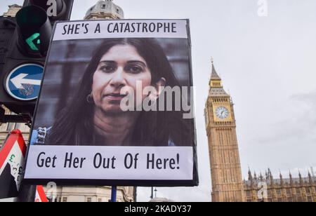 Londres, Royaume-Uni. 2nd novembre 2022. Un manifestant tient un écriteau appelant à la révocation de la secrétaire à l'intérieur Suella Braverman. Des manifestants se sont rassemblés devant le Parlement alors que Rishi Sunak se trouvait confronté aux questions du Premier ministre. Credit: Vuk Valcic/Alamy Live News Banque D'Images