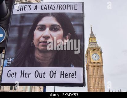 Londres, Royaume-Uni. 2nd novembre 2022. Un manifestant tient un écriteau appelant à la révocation de la secrétaire à l'intérieur Suella Braverman. Des manifestants se sont rassemblés devant le Parlement alors que Rishi Sunak se trouvait confronté aux questions du Premier ministre. Credit: Vuk Valcic/Alamy Live News Banque D'Images