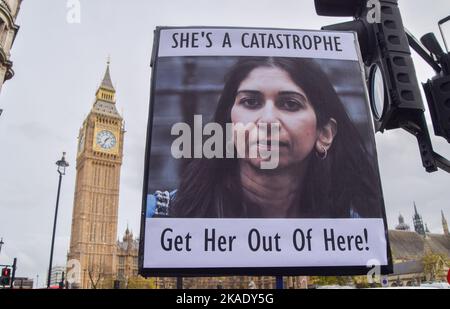 Londres, Royaume-Uni. 2nd novembre 2022. Un manifestant tient un écriteau appelant à la révocation de la secrétaire à l'intérieur Suella Braverman. Des manifestants se sont rassemblés devant le Parlement alors que Rishi Sunak se trouvait confronté aux questions du Premier ministre. Credit: Vuk Valcic/Alamy Live News Banque D'Images