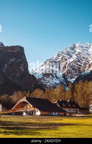 Une belle photo de montagnes enneigées et de chalets en Allemagne Banque D'Images