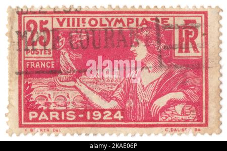 FRANCE - 1924 1 avril : timbre-poste rose foncé et rose de 25 centimes représentant Marianna avec Trophée des Jeux Olympiques de 8th à Paris. Les Jeux olympiques d'été de 1924, officiellement les Jeux de la VIIIe Olympiade et aussi connus sous le nom de Paris 1924, étaient un événement multisport international qui s'est tenu à Paris, en France. La cérémonie d'ouverture a eu lieu le 5 juillet, mais certains concours avaient déjà commencé le 4 mai. Ces Jeux ont été le deuxième à être accueilli par Paris (après 1900), ce qui en fait la première ville à accueillir deux fois les Jeux Olympiques Banque D'Images