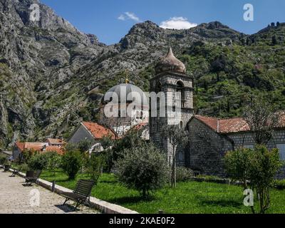 Kotor, Monténégro - 29 avril 2022 : vue sur l'église Saint Nicolas dans la vieille ville de Kotor. Montagnes Rocheuses en arrière-plan. Banque D'Images