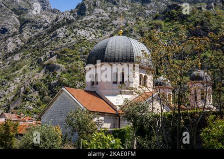 Kotor, Monténégro - 29 avril 2022 : vue sur l'église Saint Nicolas dans la vieille ville de Kotor. Montagnes Rocheuses en arrière-plan. Banque D'Images