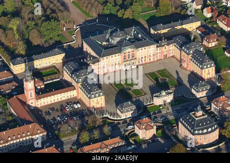 VUE AÉRIENNE. Le Palais Bruchsal à la lumière du matin. Bruchsal, Bade-Wurtemberg, Allemagne. Banque D'Images