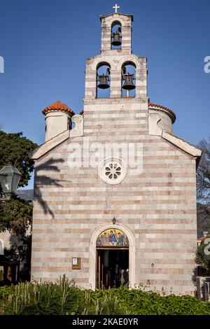 Budva, Monténégro - 28 avril 2022: Une église orthodoxe médiévale de la Sainte Trinité dans la vieille ville de Budva. Banque D'Images