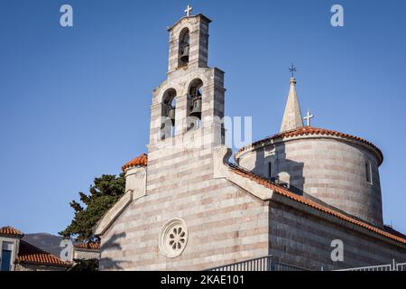 Budva, Monténégro - 28 avril 2022: Une église orthodoxe médiévale de la Sainte Trinité dans la vieille ville de Budva. Banque D'Images