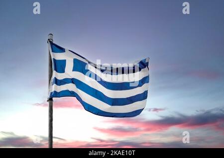 Pavillon hellénique .drapeau grec agitant.isolé sur fond blanc Banque D'Images