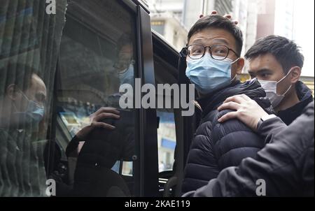 Plateforme de nouvelles en ligne Stand News Editor Patrick Lam Shiu-tung arrêté par des policiers dans leur bureau de Kwun Tong. raid de la police de Hong Kong le bureau de HHtand NewsHHand reprend les preuves du centre industriel de Hoi Luen à Kwun Tong. 29DEC21. SCMP / Sam Tsang Banque D'Images