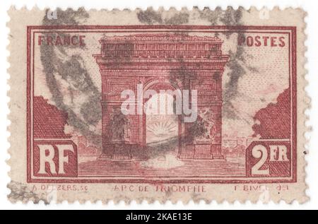 FRANCE - 1931 : un timbre-poste rouge-marron de 2 francs représentant l'Arc de Triomphe est l'un des monuments les plus célèbres de Paris, situé à l'extrémité ouest des champs-Elysées au centre de la place Charles de Gaulle. L'Arc de Triomphe honore ceux qui ont combattu et sont morts pour la France dans les guerres révolutionnaires et napoléoniennes françaises, avec les noms de toutes les victoires et généraux français inscrits sur ses surfaces intérieures et extérieures. Sous sa voûte se trouve la tombe du Soldat inconnu de la première Guerre mondiale Banque D'Images