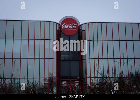 Reykjavik, Islande - 22 mars 2022 : un bâtiment de l'usine Coca Cola International Partners. Jour d'hiver, personne. Banque D'Images