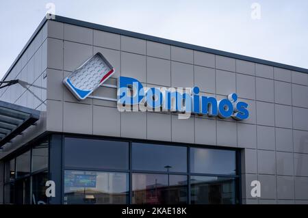 Reykjavik, Islande - 22 mars 2022 : logo bleu de la pizza de Domino sur un mur de bâtiment. Banque D'Images