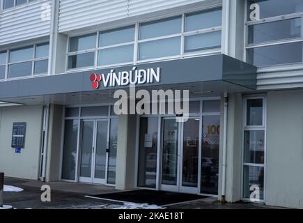 Reykjavik, Islande - 22 mars 2022 : entrée au magasin d'alcool Vinbudin, chaîne appartenant à la Société nationale d'alcool et de tabac d'Islande. Banque D'Images