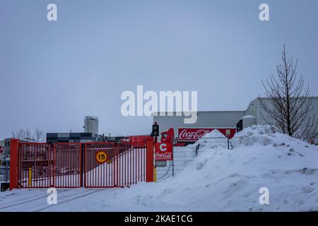 Reykjavik, Islande - 22 mars 2022 : un bâtiment de l'usine Coca Cola International Partners. Jour d'hiver, personne. Banque D'Images