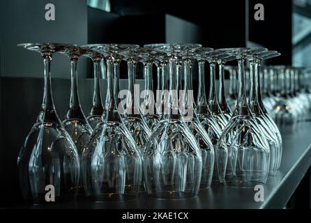 Gros plan des verres à vin vides sur la table du bar. Banque D'Images