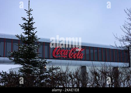 Reykjavik, Islande - 22 mars 2022 : un bâtiment de l'usine Coca Cola International Partners. Jour d'hiver, personne. Banque D'Images