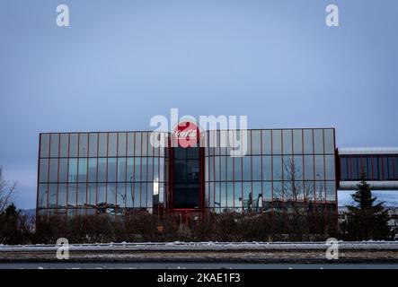 Reykjavik, Islande - 22 mars 2022 : un bâtiment de l'usine Coca Cola International Partners. Jour d'hiver, personne. Banque D'Images