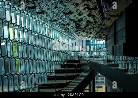 Reykjavik, Islande - 23 mars 2022 : intérieur de la salle de concert Harpa. Architecture moderne, murs en verre colorés. Banque D'Images