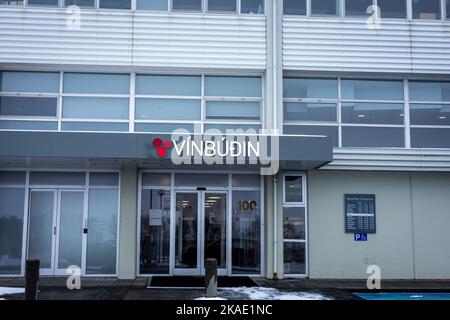 Reykjavik, Islande - 22 mars 2022 : entrée au magasin d'alcool Vinbudin, chaîne appartenant à la Société nationale d'alcool et de tabac d'Islande. Banque D'Images