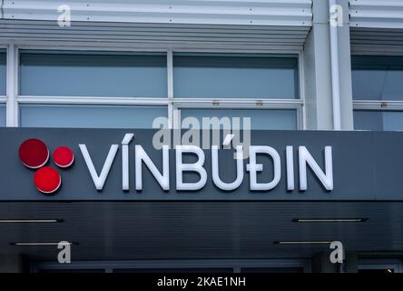 Reykjavik, Islande - 22 mars 2022 : logo de Vinbudin (cave à vins), la Société nationale d'alcool et de tabac d'Islande. Banque D'Images