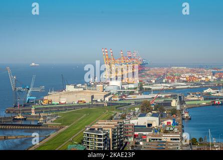 Bremerhaven, Allemagne. 12th octobre 2022. Le port de Bremerhaven avec le terminal des conteneurs. Credit: Sina Schuldt/dpa/Alay Live News Banque D'Images