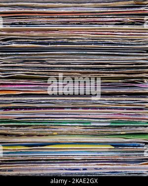 Pile de disques simples en vinyle. Banque D'Images