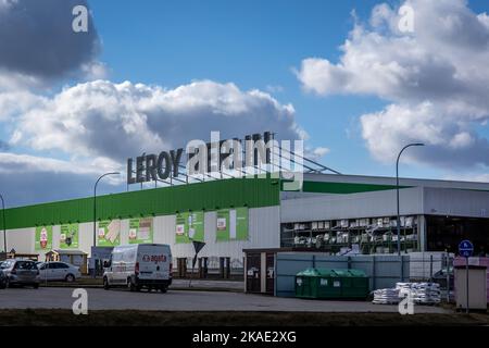 Wroclaw, Pologne - 19 février 2022: Magasin Leroy Merlin, un détaillant français d'aménagement et de jardinage, et un parking devant le bâtiment. Banque D'Images