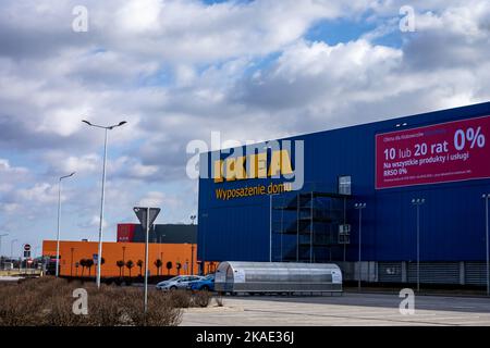 Wroclaw, Pologne - 19 février 2022: Magasin de meubles IKEA avec parking vide en face du bâtiment. Banque D'Images