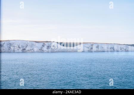 Image ©sous licence de Parsons Media. 07/08/2022. Londres, Royaume-Uni. Falaises blanches de Douvres comme vu d'un ferry de Calais . Photo par Andrew Parsons / Parsons Media Banque D'Images