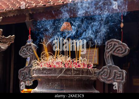 Ho Chi Minh ville, Vietnam - 17 juillet 2022: Cérémonie Khai Quang Diem Nhan (Open Eyes) priant pour la danse du lion et du dragon au temple de Thien Hau Banque D'Images