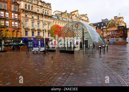 À l'extérieur de Buchanan Street entrée du métro sur un humide, jour d'automne, Glasgow, Écosse, Royaume-Uni. Banque D'Images