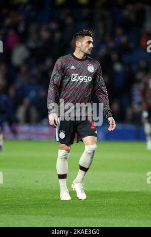 DUSAN TADIC, qui joue actuellement pour l'équipe de football néerlandaise Ajax FC, lors d'une séance d'échauffement et d'entraînement au stade ibrox, Banque D'Images